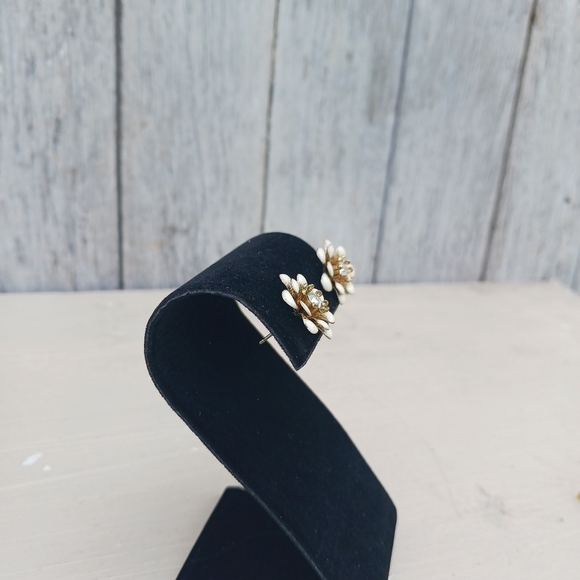 Enamel White Flower Earrings Gold Tone Stud Crystal Middle Elegant - Picture 4 of 5